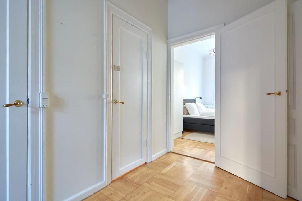 Moderen And Sleek 3Br With Bath By The Lakes And Metro Copenhaga Exterior foto