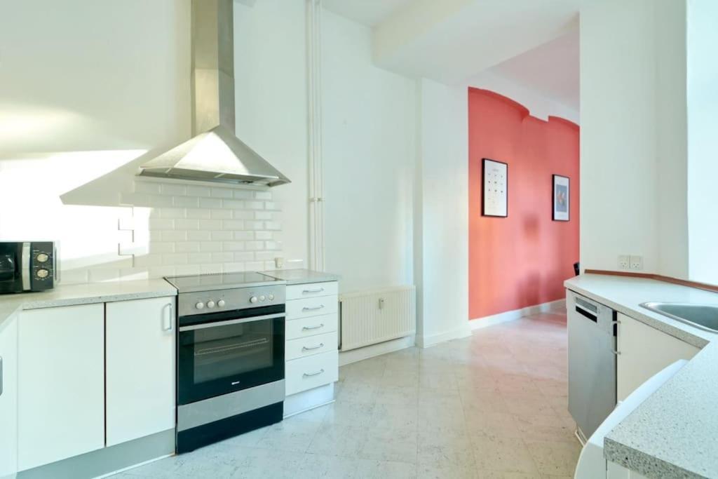 Moderen And Sleek 3Br With Bath By The Lakes And Metro Copenhaga Exterior foto