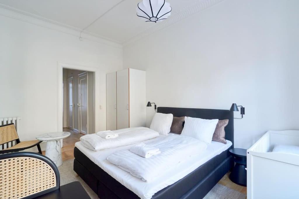 Moderen And Sleek 3Br With Bath By The Lakes And Metro Copenhaga Exterior foto